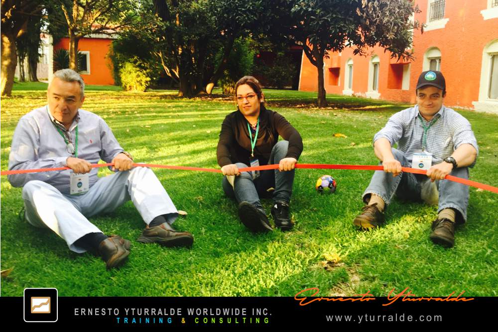 Team Building Cali Colombia | Experiencias con cuerdas bajas para fortalecer la confianza grupal